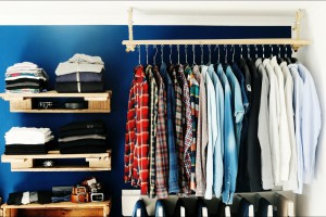 ᐅ Schrank aus Paletten | Begehbarer Kleiderschrank aus Paletten